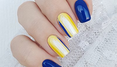 Bright manicure "paint strokes"