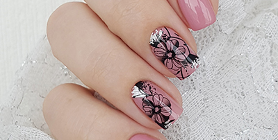 Manicure  with graphic flowers