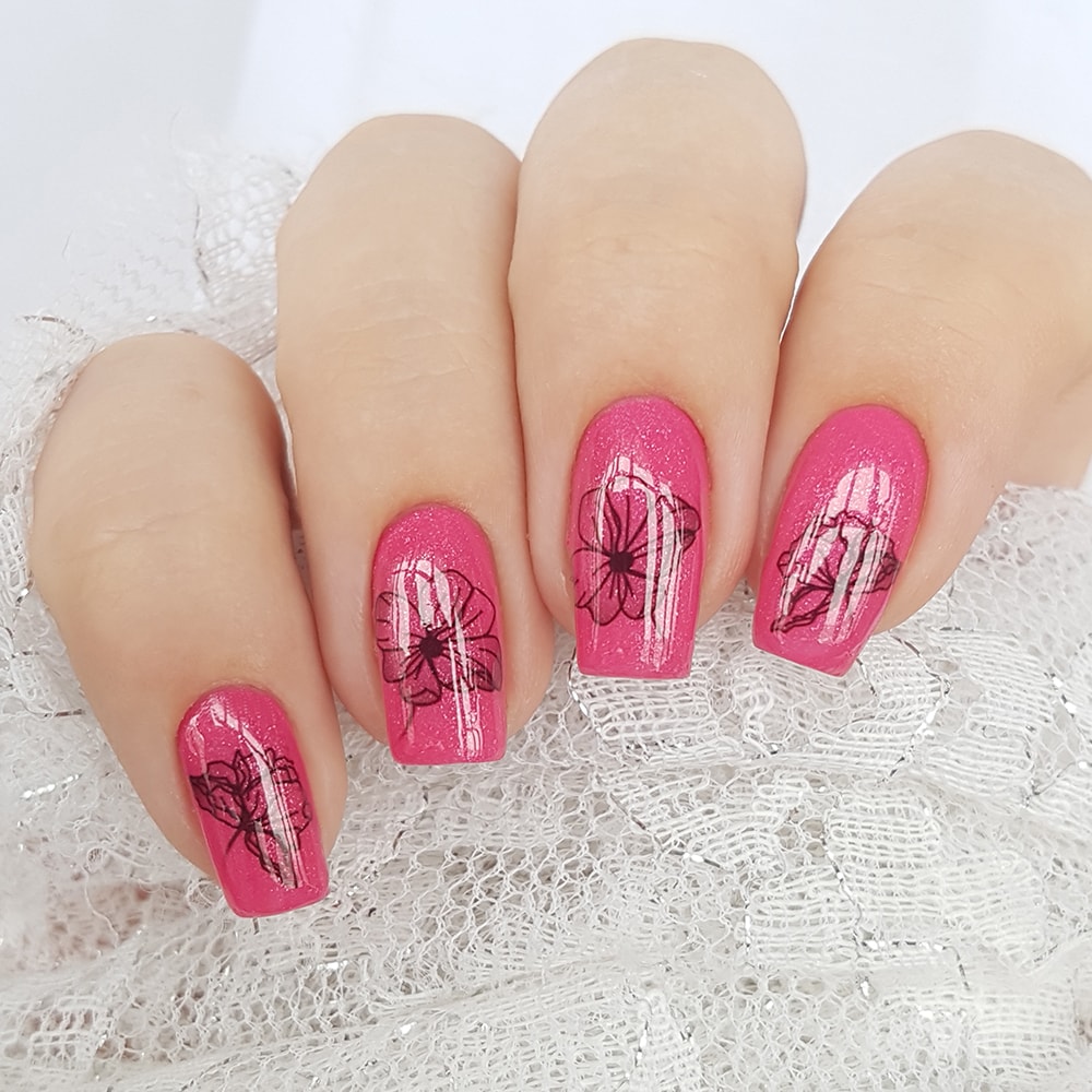 Manicure with graphic flowers