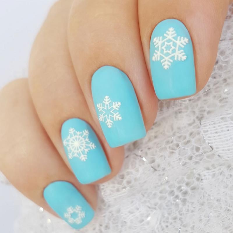 Manicure with volume snowflakes
