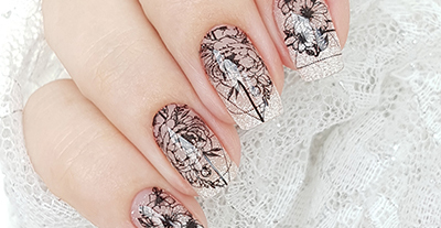Manicure with graphic flowers.