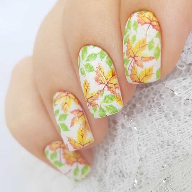 Manicure with autumn leaves