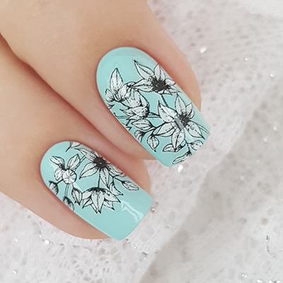 Mint manicure with white flowers