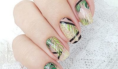 Manicure with tropic leaves