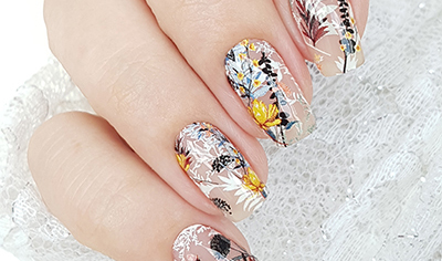 Manicure with autumn flowers
