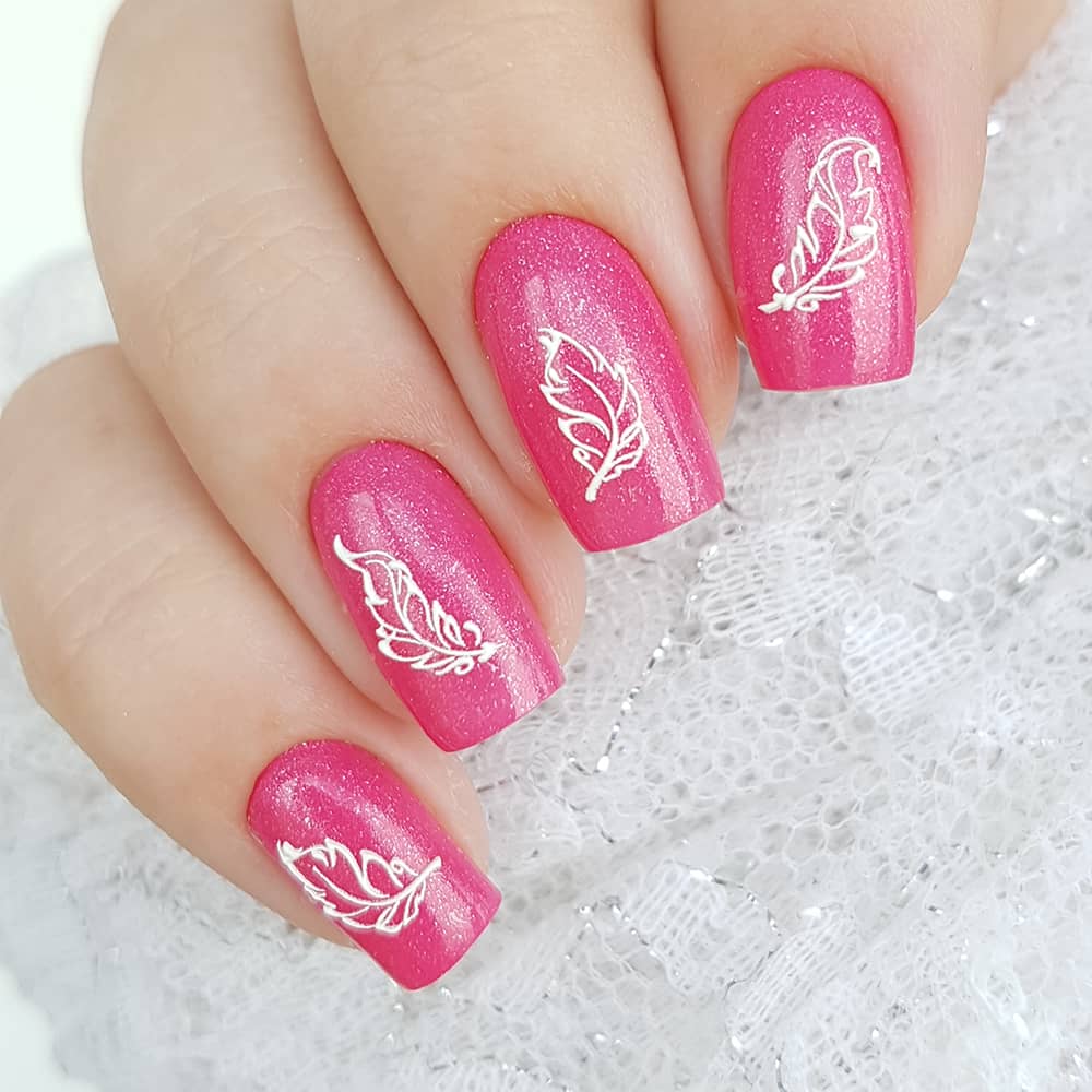 Manicure with volume feathers