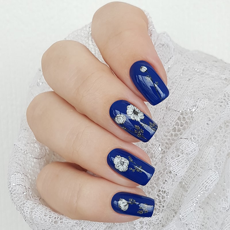 Manicure with graphic flowers
