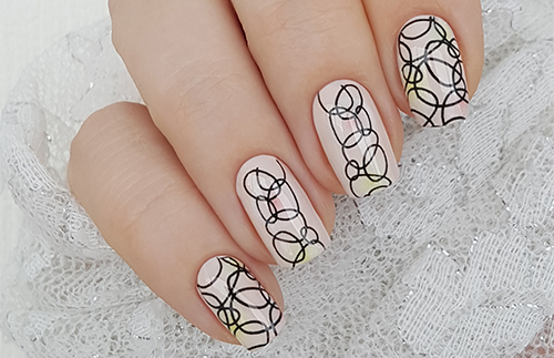 Manicure with abstract pattern
