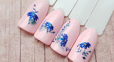 Nail design with glass flowers