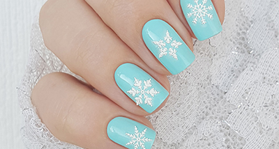 Manicure with volume snowflakes